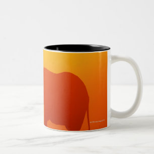 Taza Bicolor Elefante africano que camina en la puesta del sol,