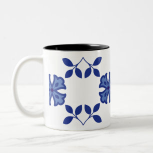 Taza Bicolor Elegancia con flores azules