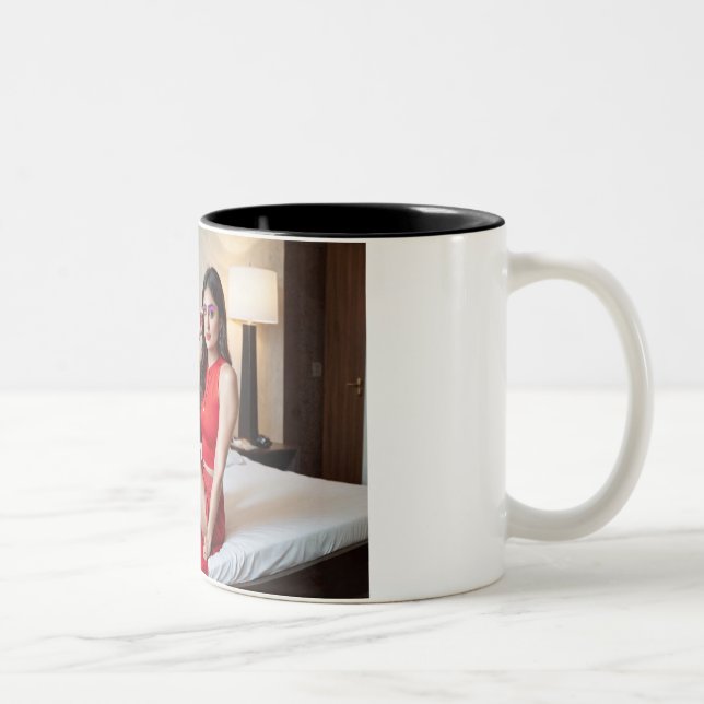 Taza Bicolor "Elegancia radiante: Sip en estilo con belleza (Derecha)