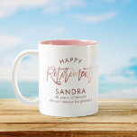 Taza Bicolor Elegante guión moderno Rosa oro feliz retiro<br><div class="desc">Moderna taza de retiro feliz. Personalice con su nombre personalizado y otras 1 ó 2 líneas de texto personalizado,  así como la opción de cambiar el color del interior de la taza. Esta es la versión de oro rosa.</div>
