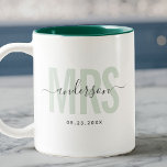 Taza Bicolor Elegante Nueva Fecha de Boda MRS Nombre Personaliz<br><div class="desc">Taza de café moderna y linda que dice MRS en tipografía moderna en verde menta con el nombre de tu familia en caligrafía de letra cursiva de moda en una taza de café de dos tonos. Amando el interior rosa pero disponible en muchos más colores.</div>