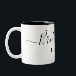 Taza Bicolor Elegante Script Bridesmaid Nombre personalizado<br><div class="desc">Elegante Script Bridesmaid Mug. Presenta un tipo de letra de guión moderno y elegante,  personalizado con el nombre de la dama de honor.</div>