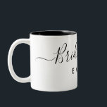 Taza Bicolor Elegante Script Bridesmaid Nombre personalizado<br><div class="desc">Elegante Script Bridesmaid Mug. Presenta un tipo de letra de guión moderno y elegante,  personalizado con el nombre de la dama de honor.</div>