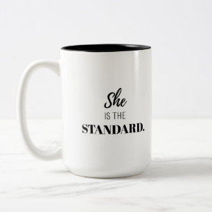 Taza Bicolor Ella Es el Estándar – Empoderamiento Femenino Auda