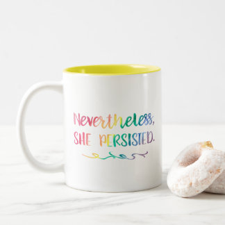 Taza Bicolor Ella persistió feminista de la tipografía de la