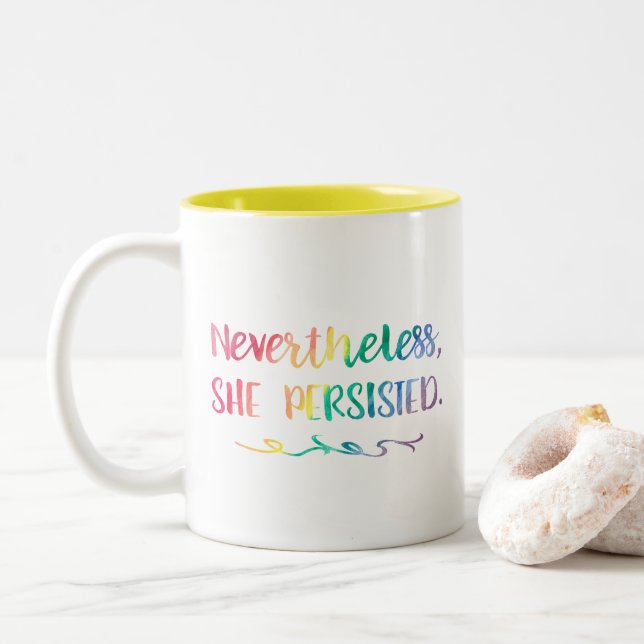 Taza Bicolor Ella persistió feminista de la tipografía de la (Con donut)