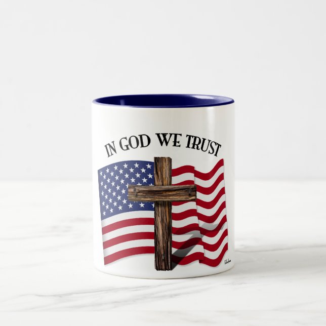 Taza Bicolor En Dios confiamos en la cruz escarpada y la bander (Centro)