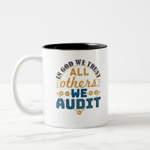 Taza Bicolor En Dios confiamos en todos los demás que auditamos