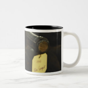 Taza Bicolor En la bodega subterránea: botellas tumbadas en