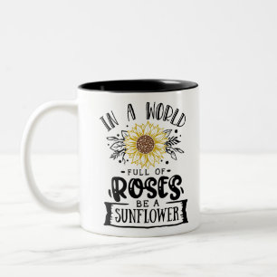 Taza Bicolor En un mundo lleno de rosas.