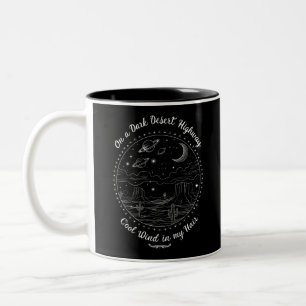 Taza Bicolor En una oscura autopista del desierto viajar montañ
