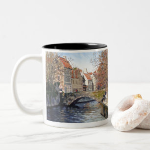 Taza Bicolor Encantador puente viejo sobre el canal en la escen