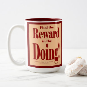 Taza Bicolor Encuentra la Recompensa en el Hacer
