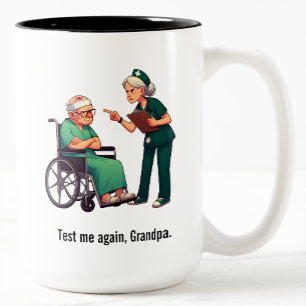 Taza Bicolor Enfermera enojada tratando a un anciano paciente t