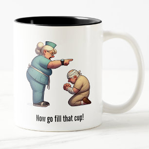 Taza Bicolor Enfermera golpea a un paciente anciano testarudo