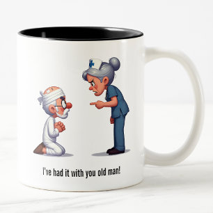 Taza Bicolor Enfermera golpea a un paciente anciano testarudo
