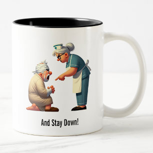 Taza Bicolor Enfermera golpea a un paciente anciano testarudo