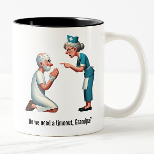 Taza Bicolor Enfermera golpea a un paciente anciano testarudo