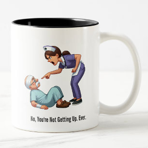 Taza Bicolor Enfermera golpea a un paciente anciano testarudo