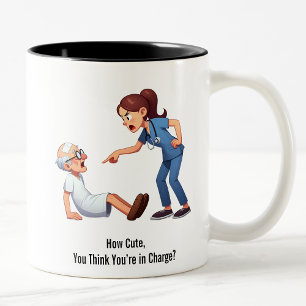 Taza Bicolor Enfermera golpea a un paciente anciano testarudo
