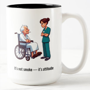 Taza Bicolor Enfermera gruñona contra anciano fumador