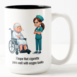 Taza Bicolor Enfermera gruñona contra anciano fumador