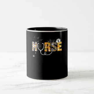 Taza Bicolor Enfermera regalo de camiseta de Halloween con arañ