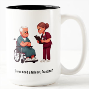 Taza Bicolor Enfermera tratando con paciente anciano con derech