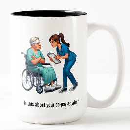Taza Bicolor Enfermera tratando con paciente anciano prepotente
