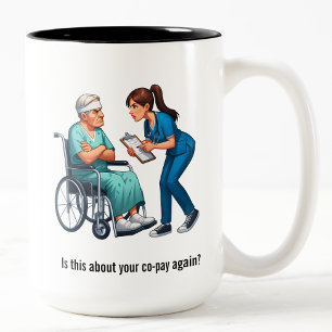 Taza Bicolor Enfermera tratando con paciente anciano prepotente
