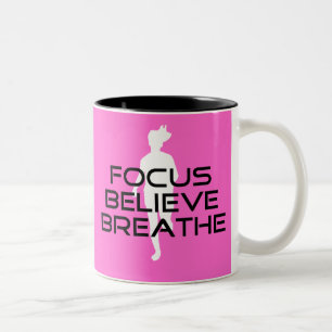 Taza Bicolor Enfoque en marcha rosa cree que respirar