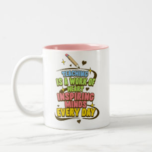Taza Bicolor Enseñar es un trabajo del corazón: inspirando ment