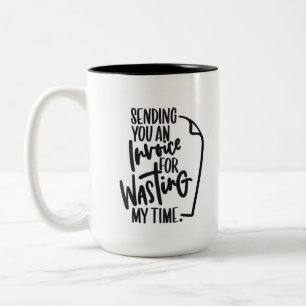Taza Bicolor Enviándote una factura con letra a mano