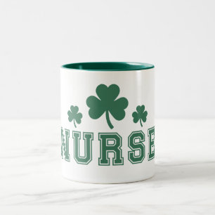 Taza Bicolor Envoltura de trébol de enfermera del día de San Pa