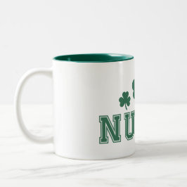 Taza Bicolor Envoltura de trébol de enfermera del día de San Pa