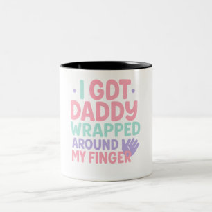 Taza Bicolor Envuelto alrededor de mi dedo - Buena cita de bebé