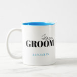 Taza Bicolor Equipo personalizado de tipografía moderna Groom M<br><div class="desc">Elegante y moderno equipo de tipografía minimalista diseño de salón en negro y azul,  simple y único. Grandes regalos del Partido Bachelor para los equipos de novios Ver tazas de novias del equipo coincidente en la colección. Personalizar la taza y el color del texto con tu elección.</div>