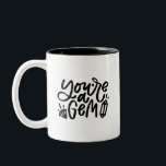 Taza Bicolor Eres un Gem (actualizado) con letra<br><div class="desc">Un dulce recordatorio para ti o para un amigo. Esta taza está escrita a mano con "eres una joya" con piedras preciosas ilustradas. En el reverso hay joyas coordinadoras en la esquina inferior. Un gran regalo para un amigo o profesor.</div>