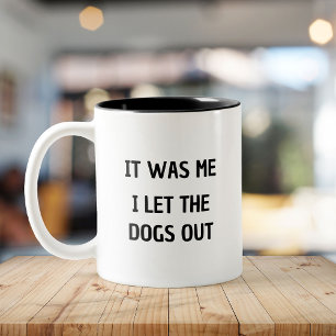 Taza Bicolor Es gracioso que deje a los perros fuera a los aman