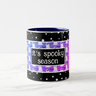 Taza Bicolor Es la temporada espeluznante de Halloween morado/n