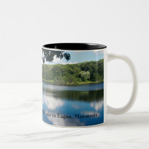 Taza Bicolor Escenario del lago Holland en Eagan