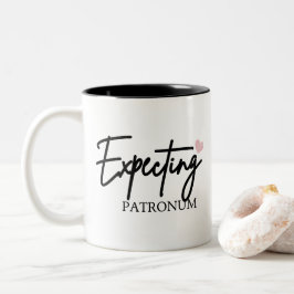 Taza Bicolor Esperando el regalo de mamá gracioso de maternidad