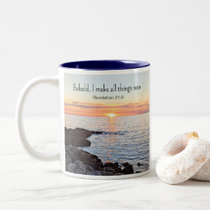 Taza Bicolor Esperanza y estímulo de la biblia frente a la foto