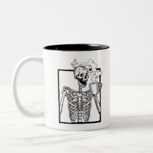 Taza Bicolor esqueleto de halloween tomando café divertido