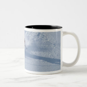 Taza Bicolor Esquiando Santa en la estación de esquí de Snowb