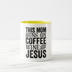 Taza Bicolor Esta Mamá Corre Con El Vino De Café Y Jesús