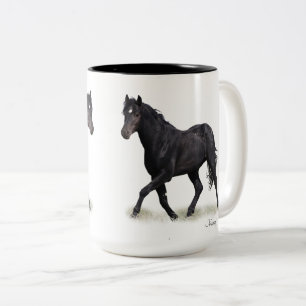 Taza Bicolor Estallión negro salvaje de Mustang y bebida en la