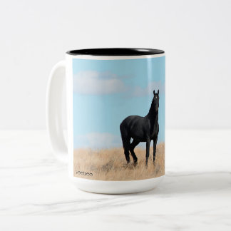 Taza Bicolor Estallión negro salvaje de Mustang y bebida en la