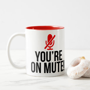 Taza Bicolor Estás en una curiosa cita virtual en línea
