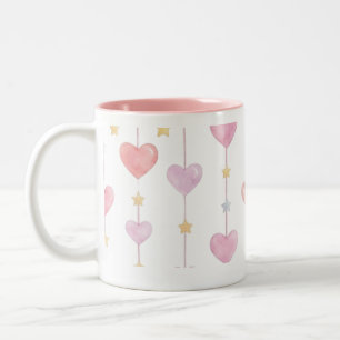 Taza Bicolor Este adorable colgante de corazones y estrellas en